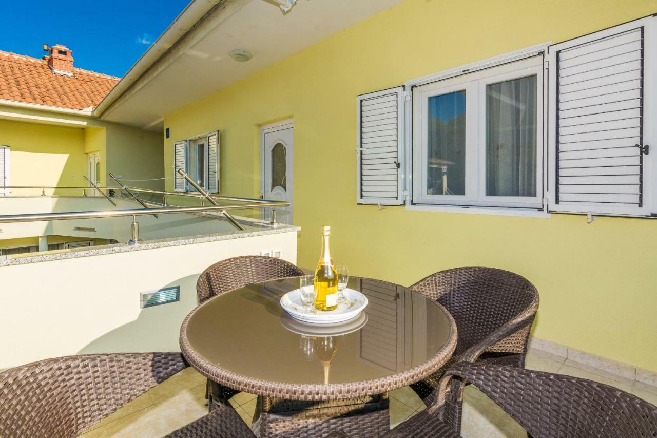 Apartman Mladenka Sukošan Esterno foto